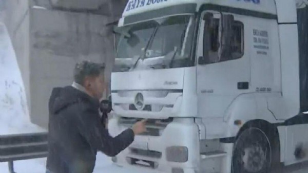Ulaşıma kar engeli! Bursa'yı Ankara'ya bağlayan karayolu kapandı, TRT muhabiri kazayı ucuz atlattı